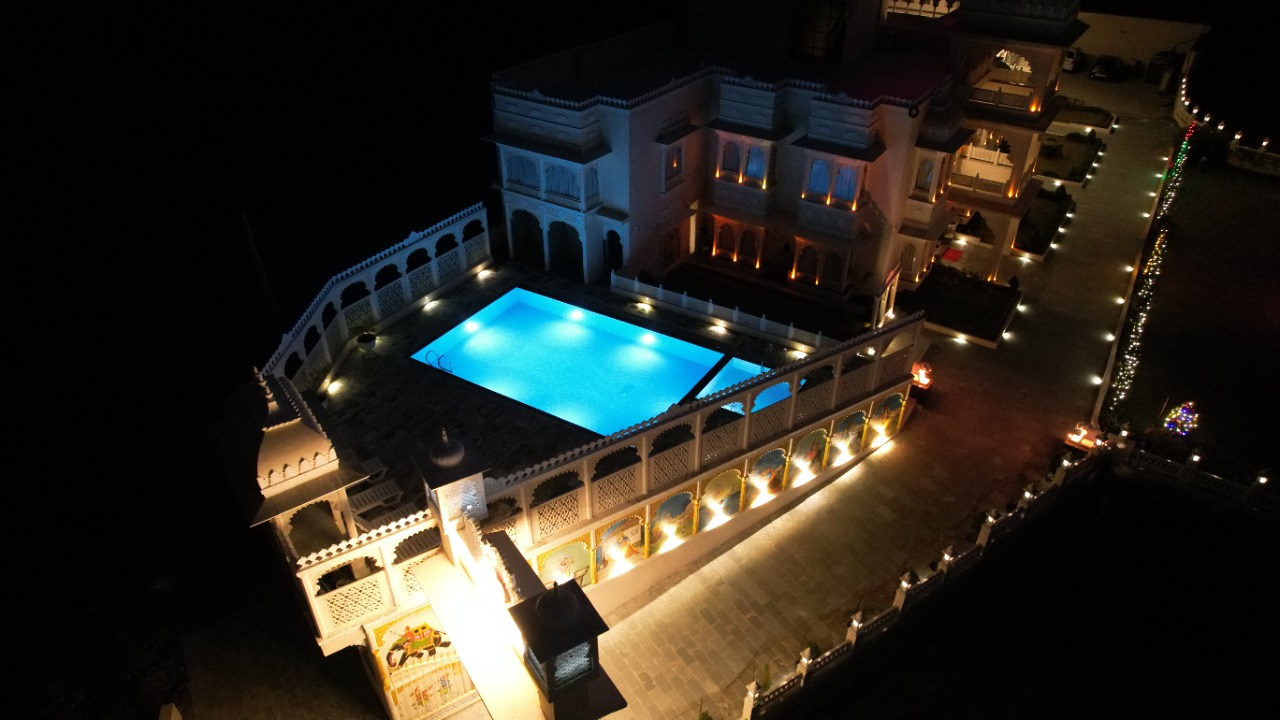 People playing golf at an event